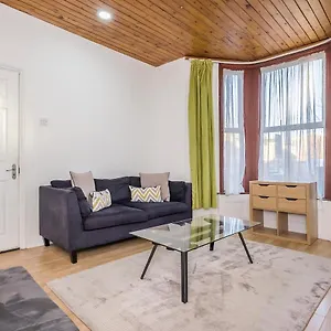 Guest house Bright In Stratford, London